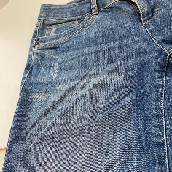 Women’s Elle denim shorts size 2 low rise medium washed distressed - Picture 8 of 9
